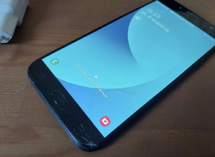 Smartfon Samsung Galaxy J7 16GB 100% sprawny z lekko pękniętym ekranem