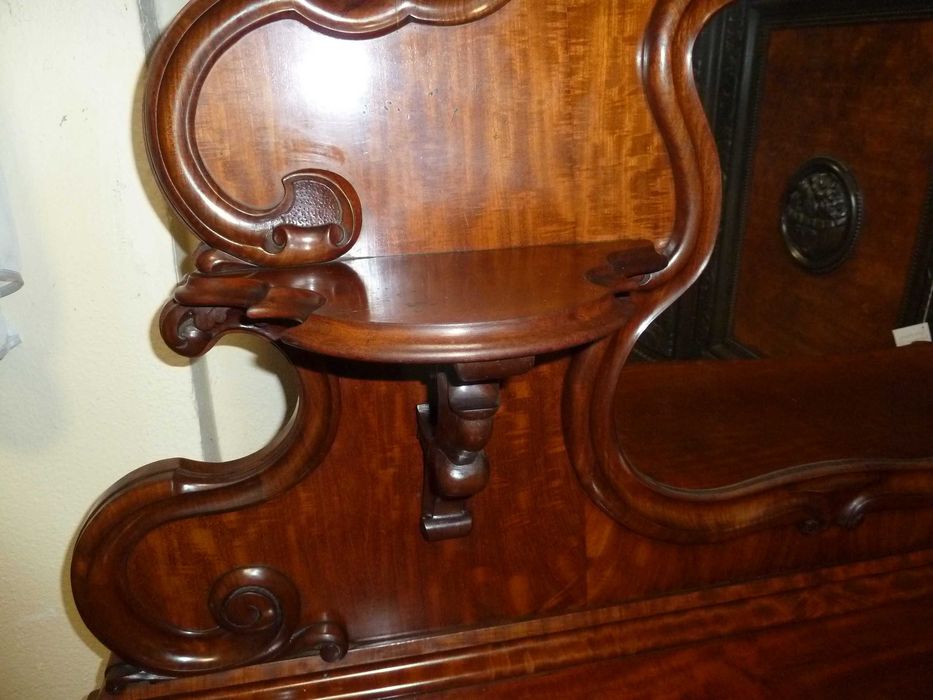 Ozdobna neobarokowa komoda z lustrem z początku XX w