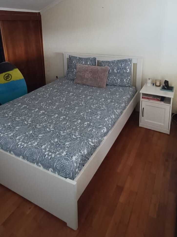 Cama de casal + estrado + colchão (modelo Songesand IKEA)