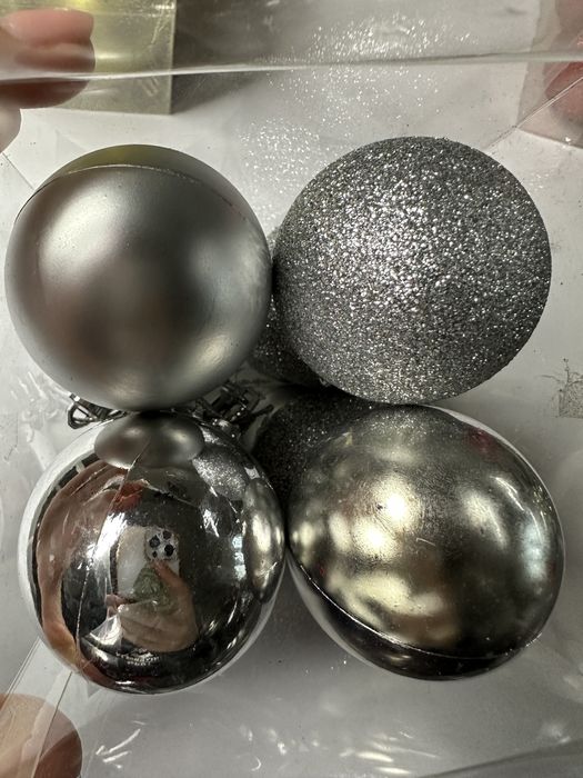 Різні новорічні іграшки