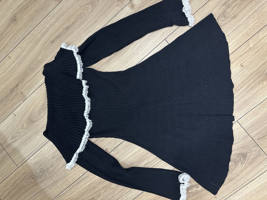 Вязане плаття з білим рюшем