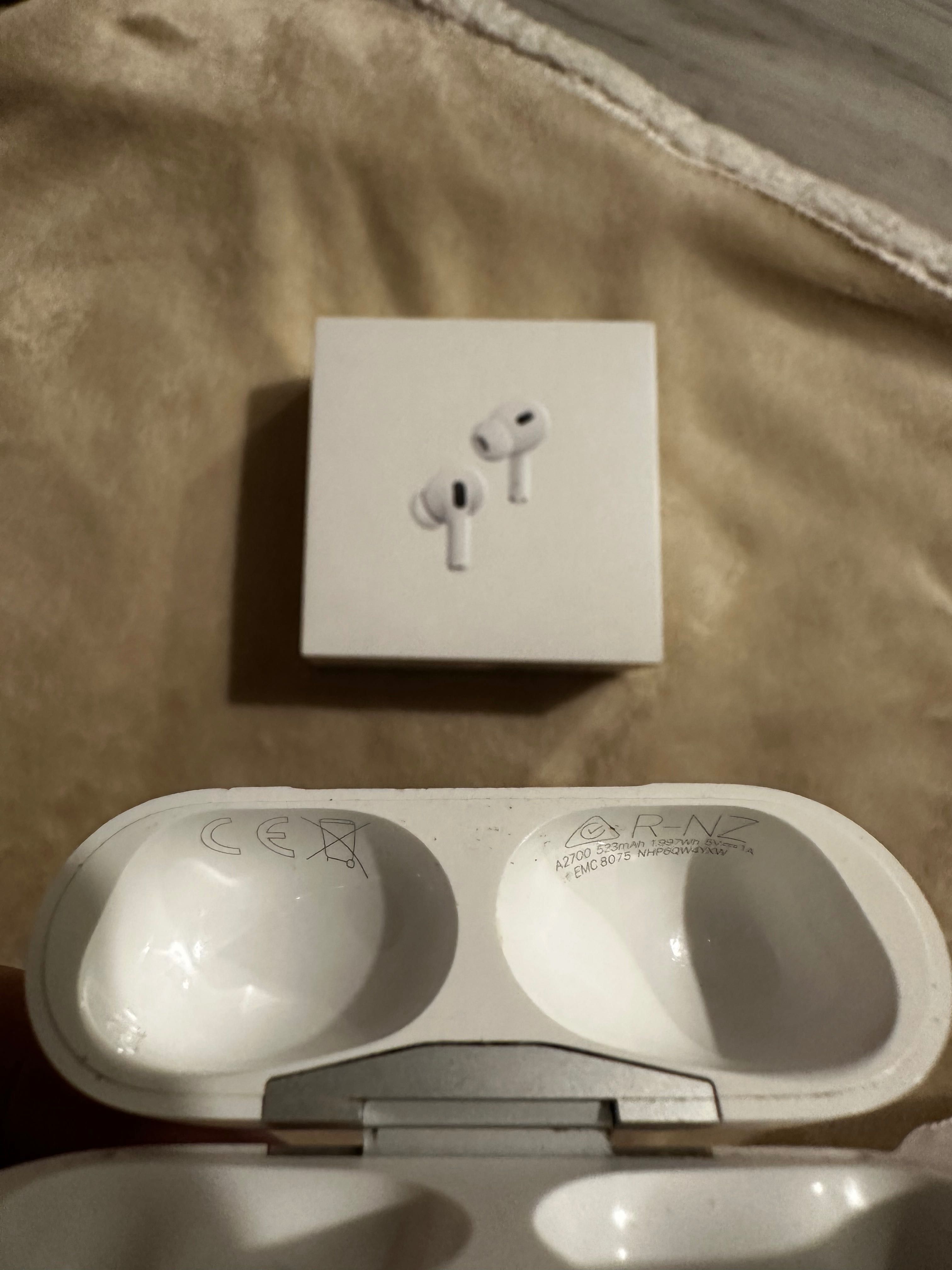 AirPods Pro (2nd generation) etui ładujące + prawa słuchawka