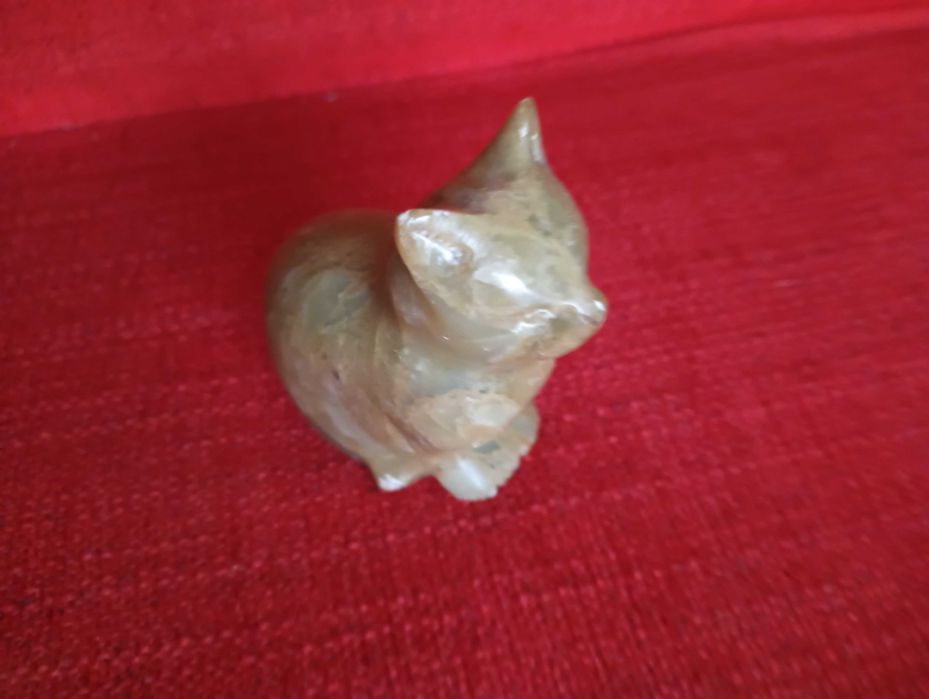 Gato esculpido em pedra mármore 8x7cm
