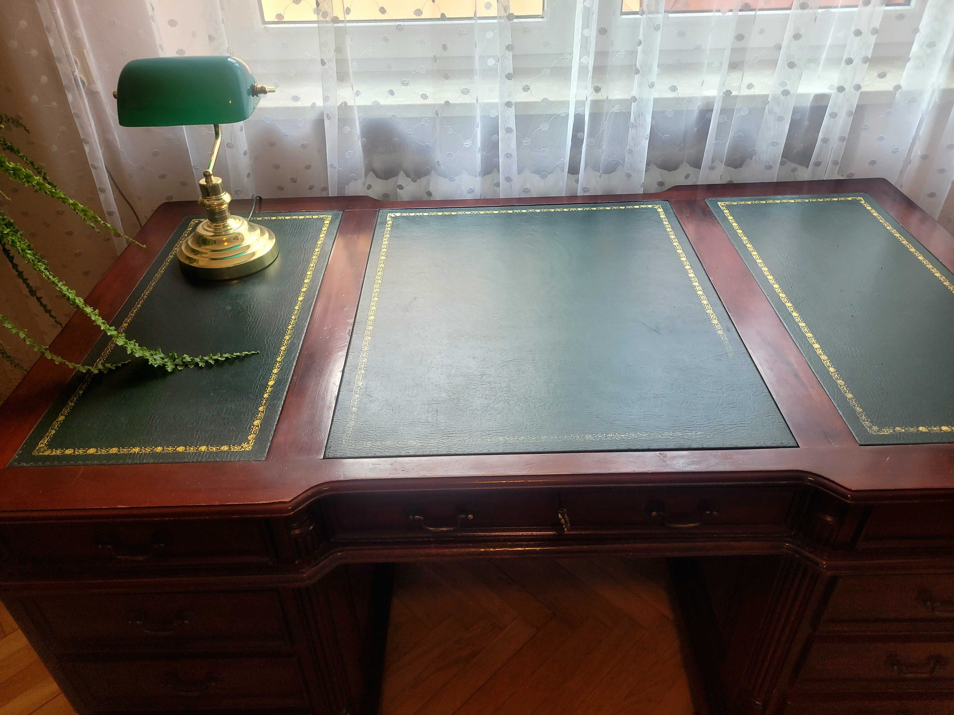 Stylowe biurko ze skórzanym fotelem