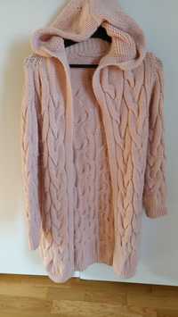 Różowy damski długi sweter plecione warkocze z kapturem 36