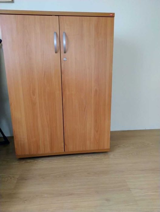 sprzedam szafę drewnianą i szafę biurową