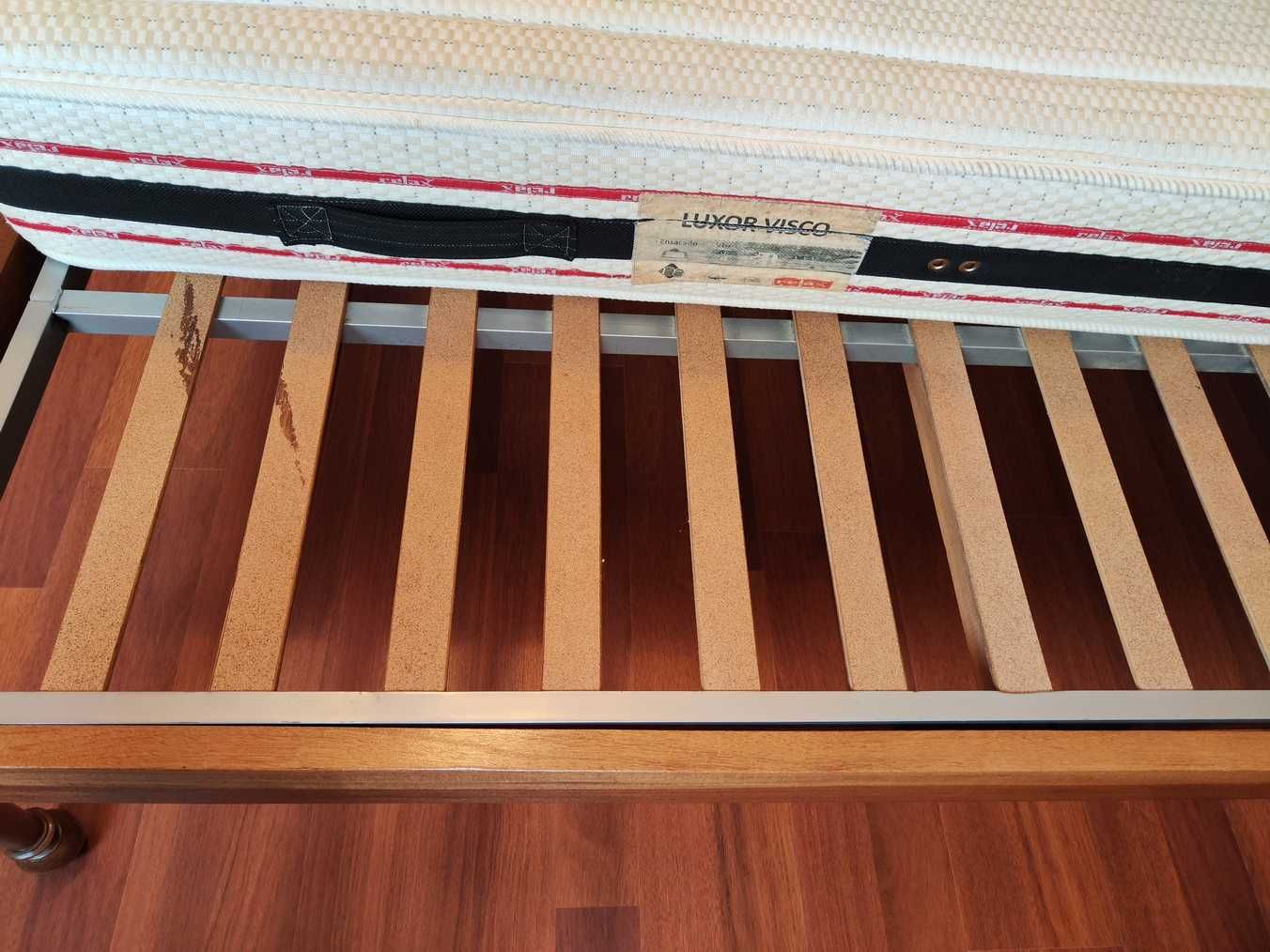 Mobília de quarto em mogno: cama, colchão e 2 mesas de cabeceira
