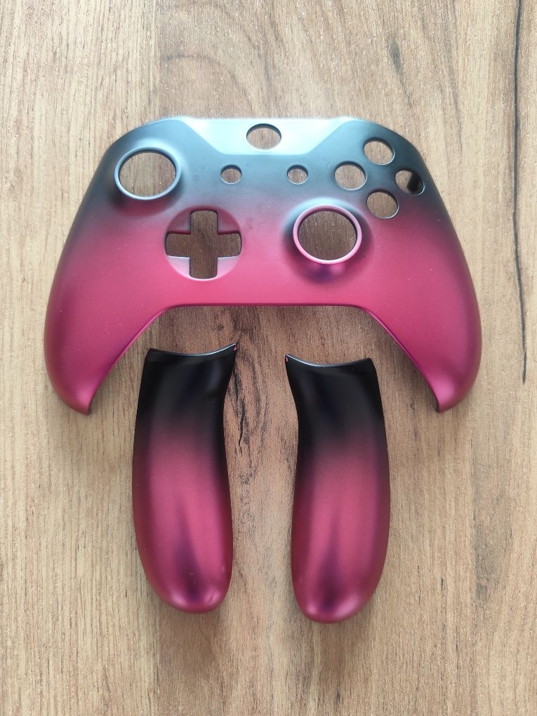 Zestaw - odnowiony pad Xbox One + dodatkowe obudowy