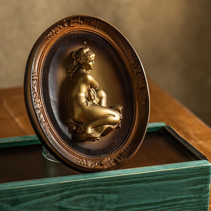 Gipsowa płaskorzeźba vintage