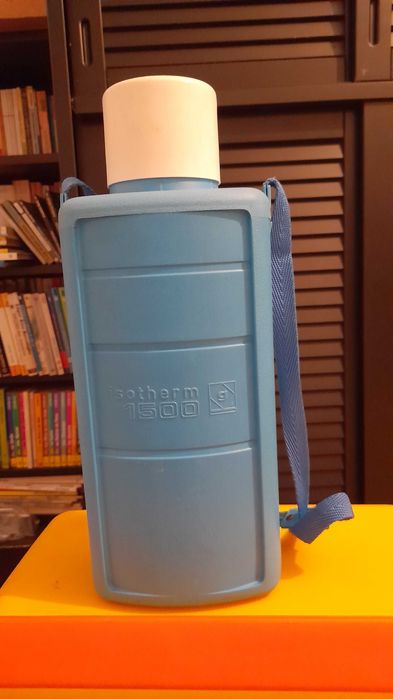 Garrafa termica, prato e talheres