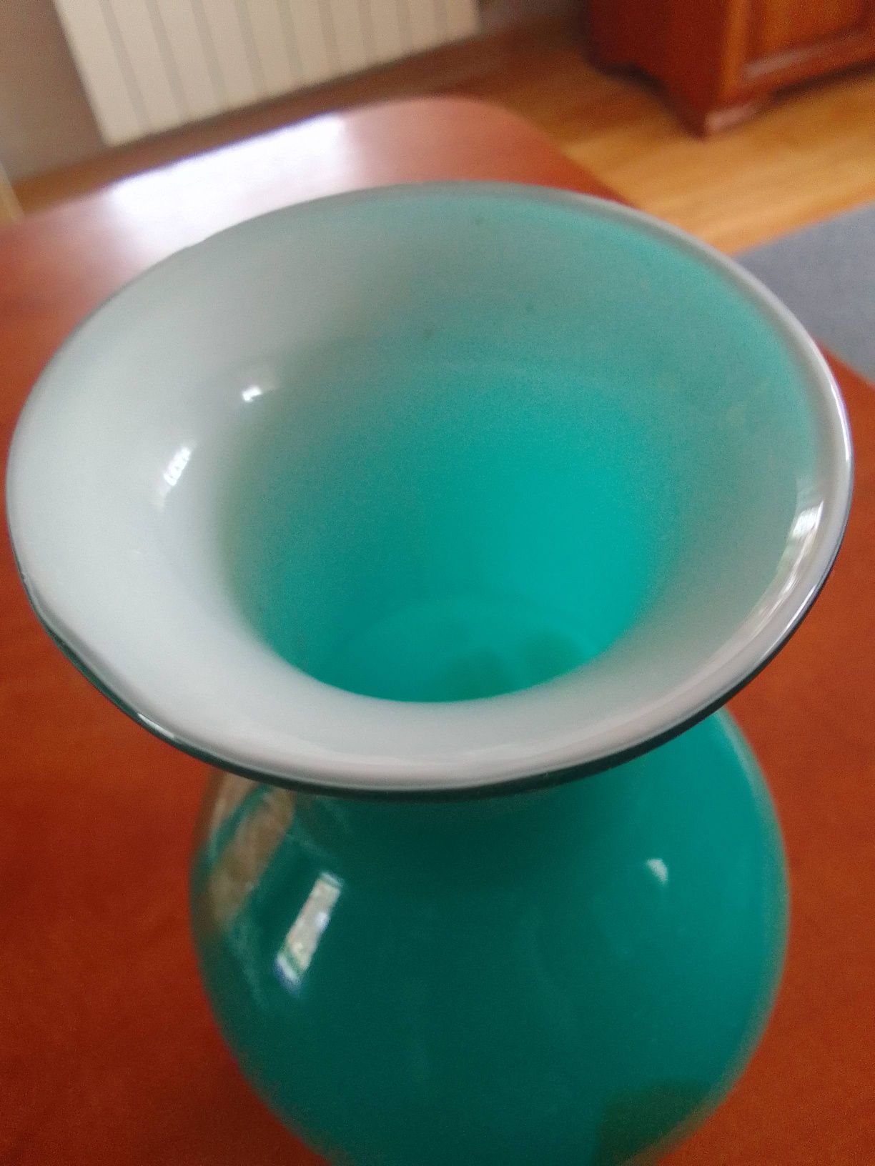 Zielony szklany wazon