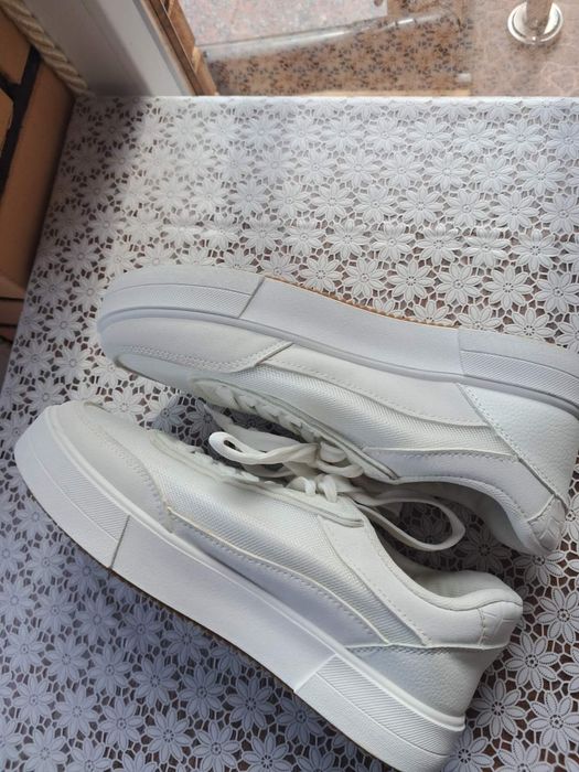 Жіночі кросівки білого кольору 37р