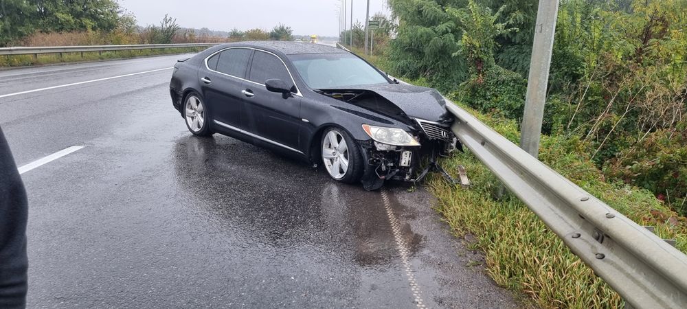 Lexus LS460 після ДТП