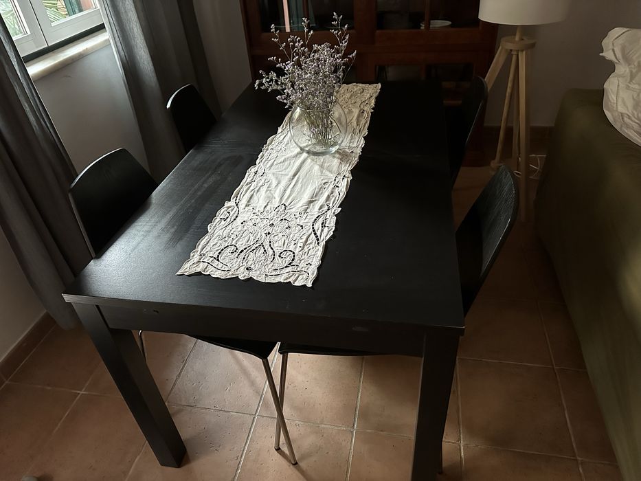 Mesa com cadeiras (ikeia)