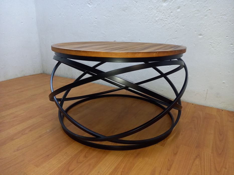 Stolik okrągły na metalowej ramie.