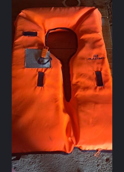 Pato de pesca pouco usado e assessórios.