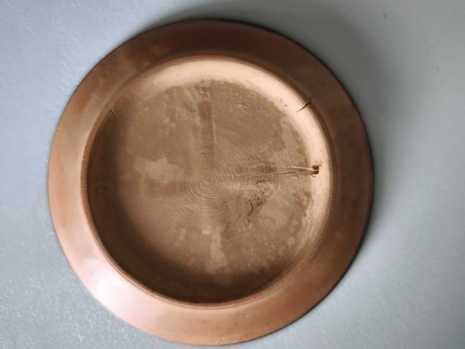 Pequeno prato em terracota com desenhos gregos