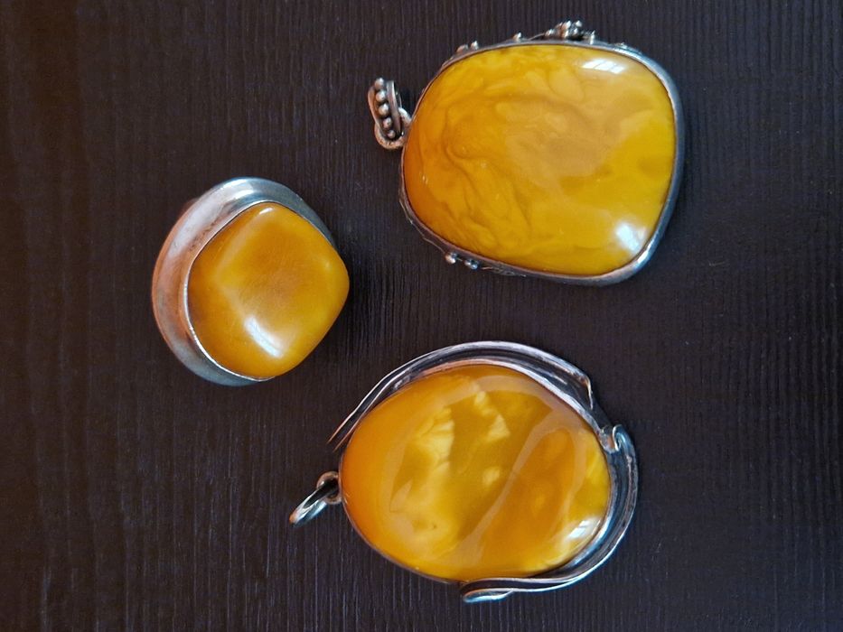 Stara srebrna zawieszka z bursztynem mlecznym