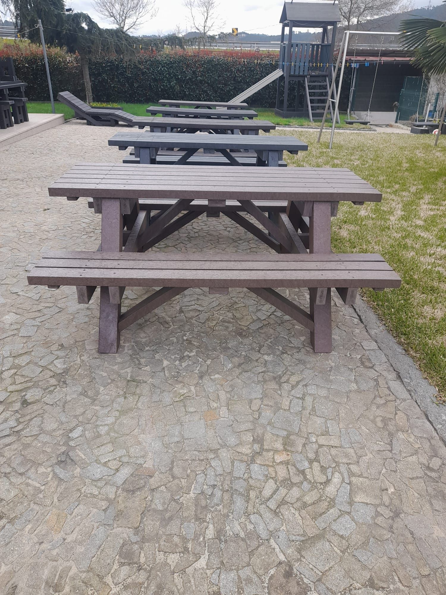 Material para exterior. Não é madeira. Não necessita de manutenção.