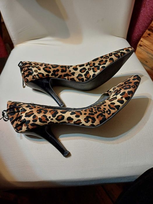 Pantofle na obcasie motyw panterka.