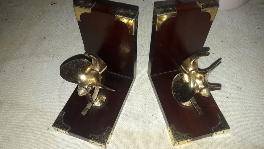 Suporte para livros hélice em latao