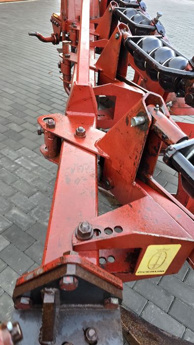 Плуг Оверум Швеція чотирьох або трьох корпусний.