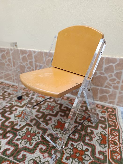 Carrinho de apoio e cadeira dobravel em acrílico