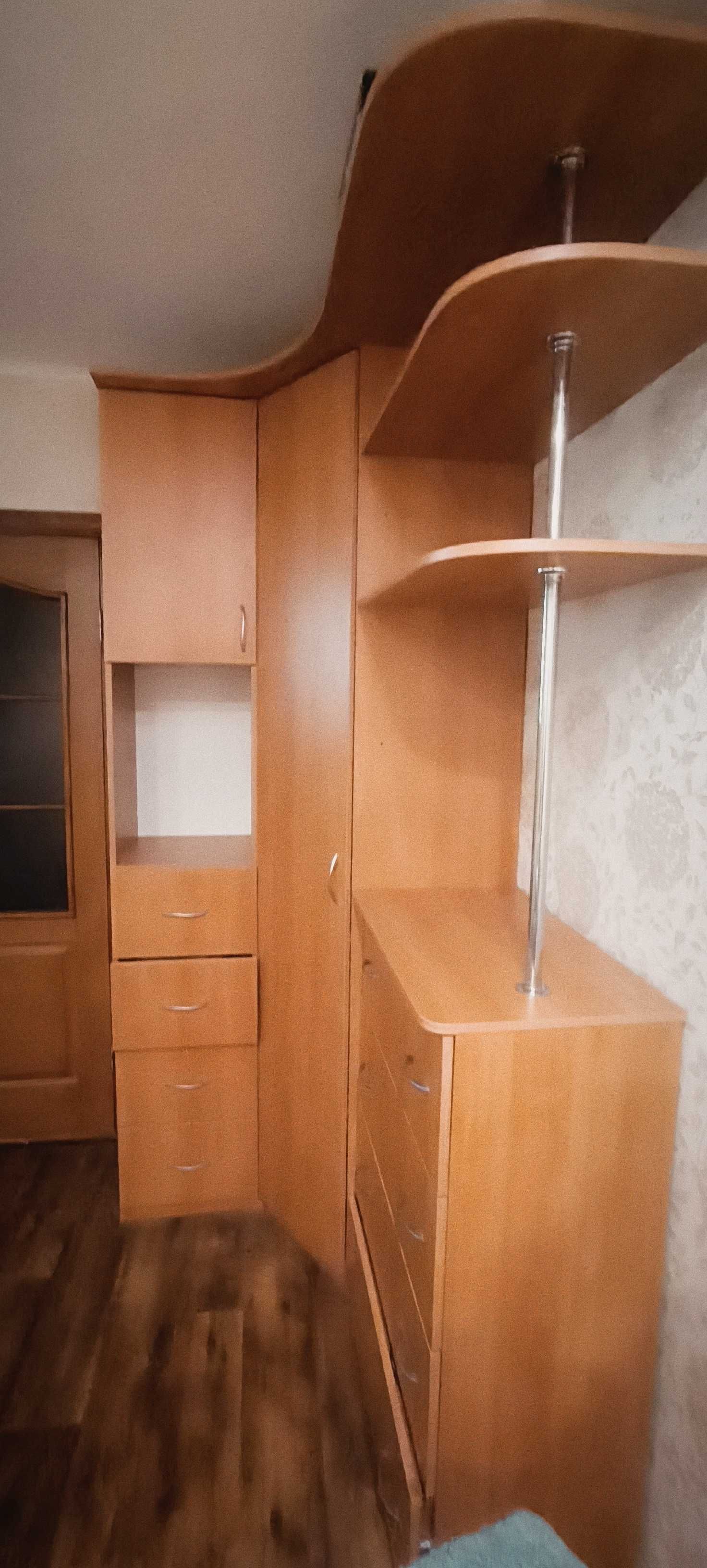 Кутова шафа у невелику кімнату.