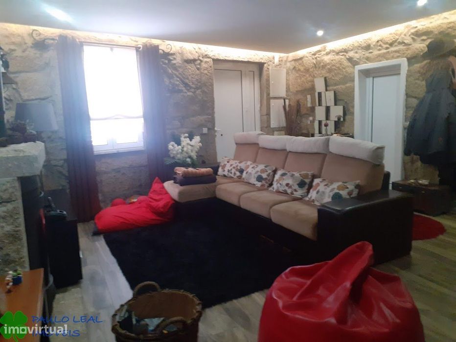 moradia com jardim e terreno com arvores fruto e cultivo