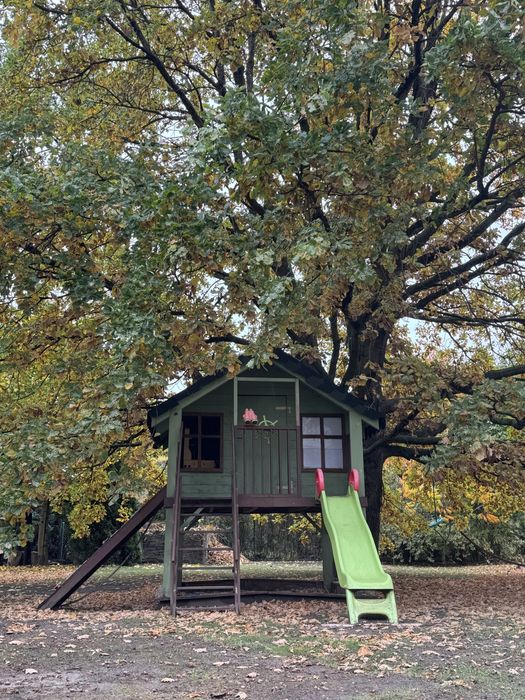 Domek drewniany dla dzieci ze zjezdżalnią