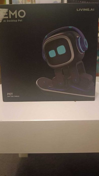 Робот-іграшка з штучним інтелектом EMO AI