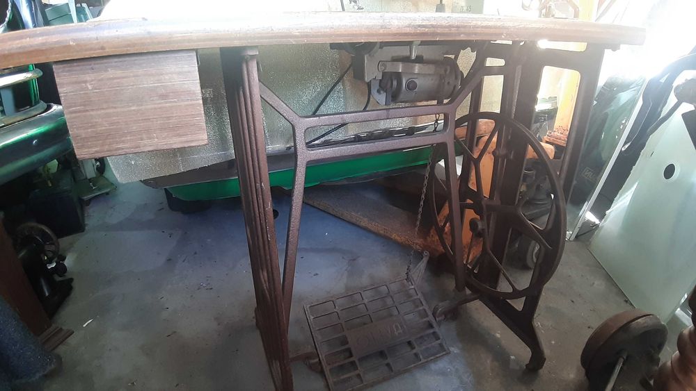 Máquina costura Oliva. Com motor.