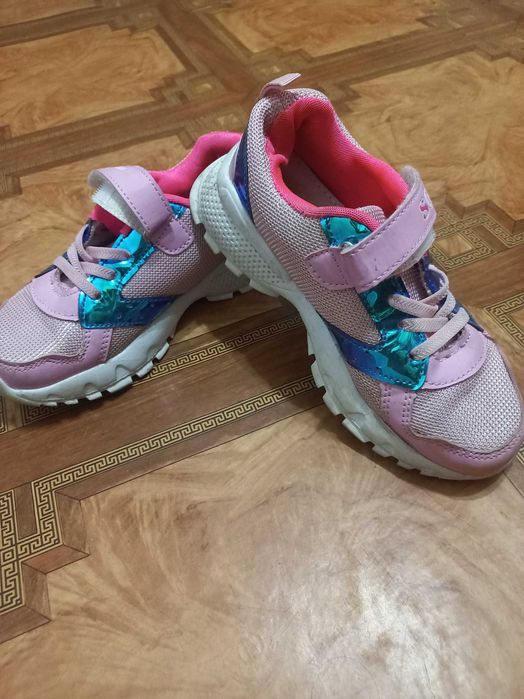 Дитячі кросівки на дівчинку