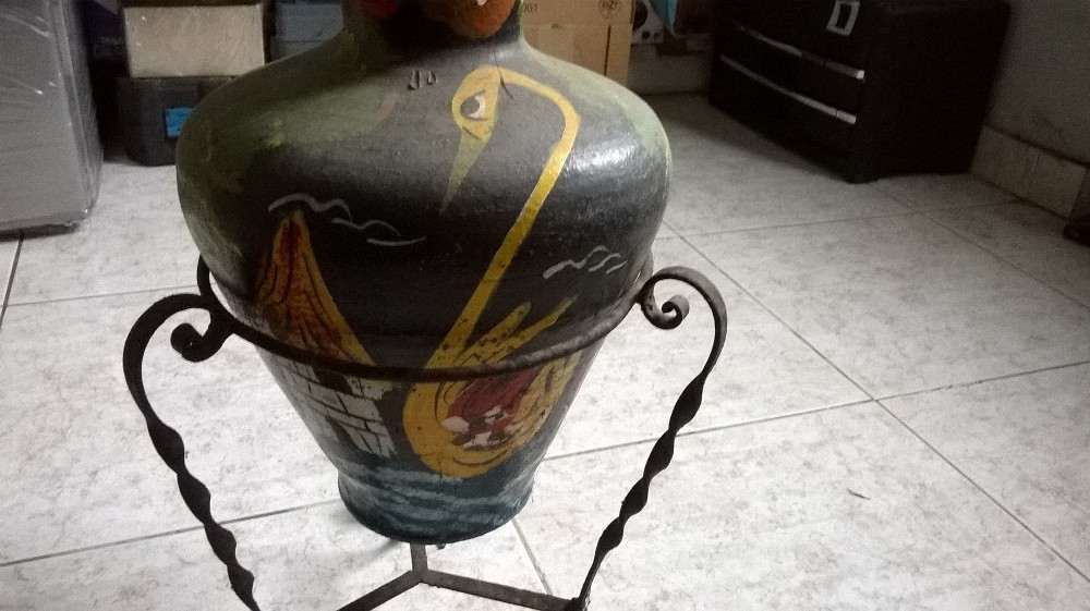 Vaso pintado à mão antigo