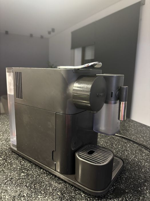 Maquina de café nespresso DeLonghi Lattissima One Evo preta