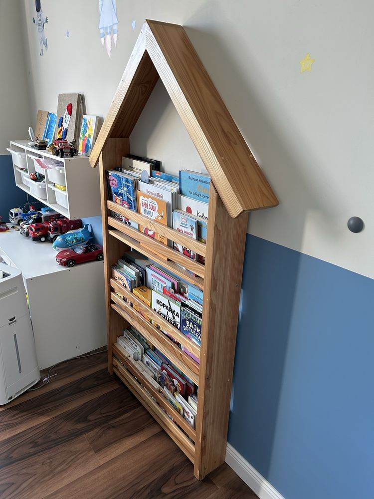 Biblioteczka domek z litego drewna
