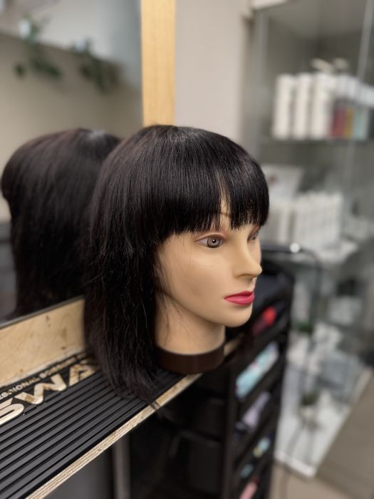 Парик з натурального волосся.