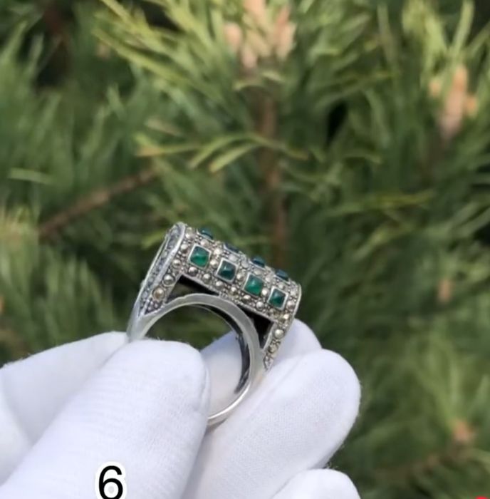 Серебряное колечко с марказитами и зелёными камушками