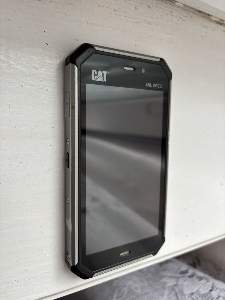 Продам протиударний смартфон Cat s50