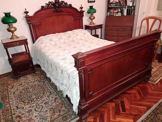 Cama de Casal em Mogno