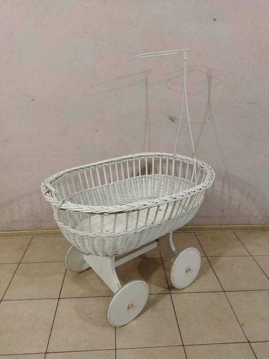Łóżeczko dziecięce na kółkach białe wiklinowe koszyk kołyska wózek