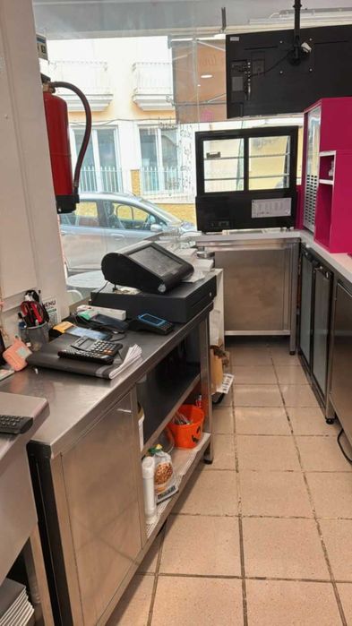 Trespasse Cafetaria e Geladaria totalmente equipada. Parede/Cascais.