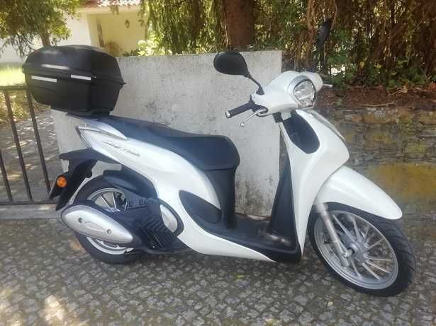 Scooter SH mode 125 em com poucos quilómetros