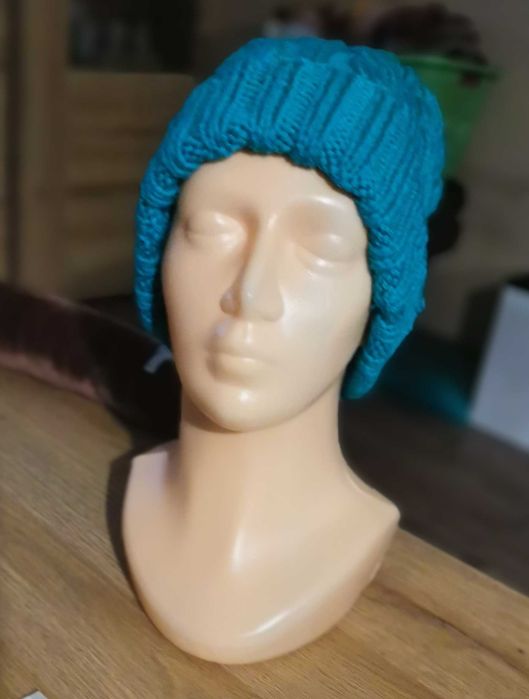 Czapka ręcznie robiona na drutach