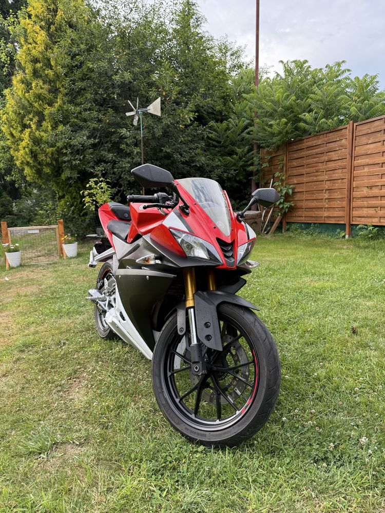 Yamaha yzf r125.