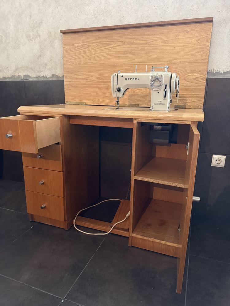 Maquina de costura e movel de maquina de costura