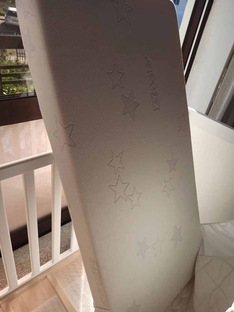 Cama de bebé e colchão viscoelástico