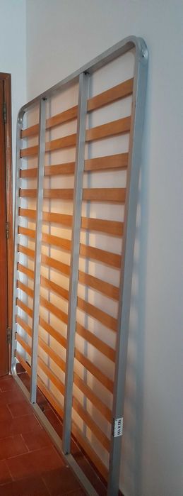 Cama de madeira maciça mais estrado