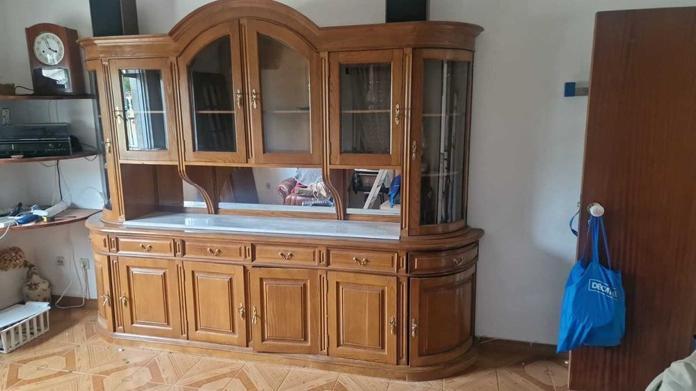 Cristaleira em madeira maciça