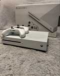 Xbox One S z dwoma kontrolerami i dwoma grami